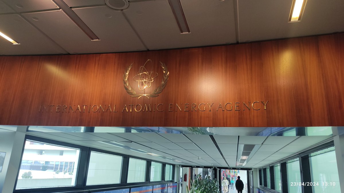 Frearmag3's tweet photo. Orgulloso de representar a Ecuador en Viena y presentar el trabajo de @espol en el uso de energía nuclear para el desarrollo de nuevas tecnologías que nos permitan mitigar FocTR4. @iaeaorg @FAOEcuador @AgriculturaEc @cibe_espol https://t.co/BGTUx7RtmA