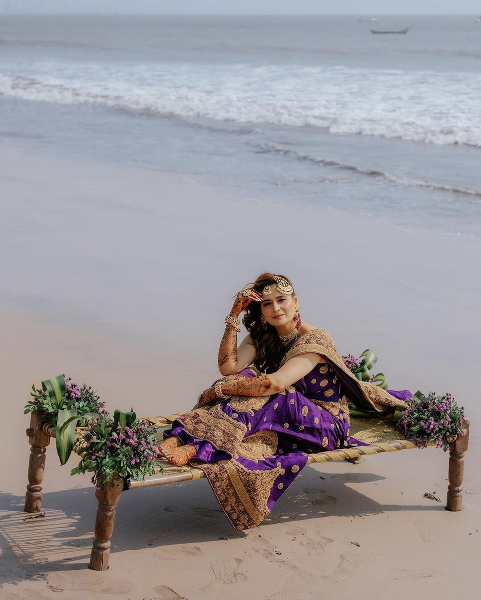 The gorgeous bride-to-be #ArtiSingh looks absolutely stunning at her mehendi

@ArtiSingh005 #DipakKiArti #ArtiSinghWedding #BiggBoss
