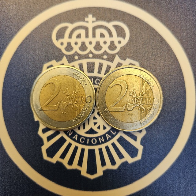 Hemos desmantelado el mayor taller de fabricación de #monedas falsas de 2€ en #España 🇪🇸 y el más importante de #Europa 🇪🇺 en la última década

¿Sabrías identificar cuál de estas dos es la moneda falsa? 🤔👇

RT 🔃 derecha 
Like ❤ izquierda