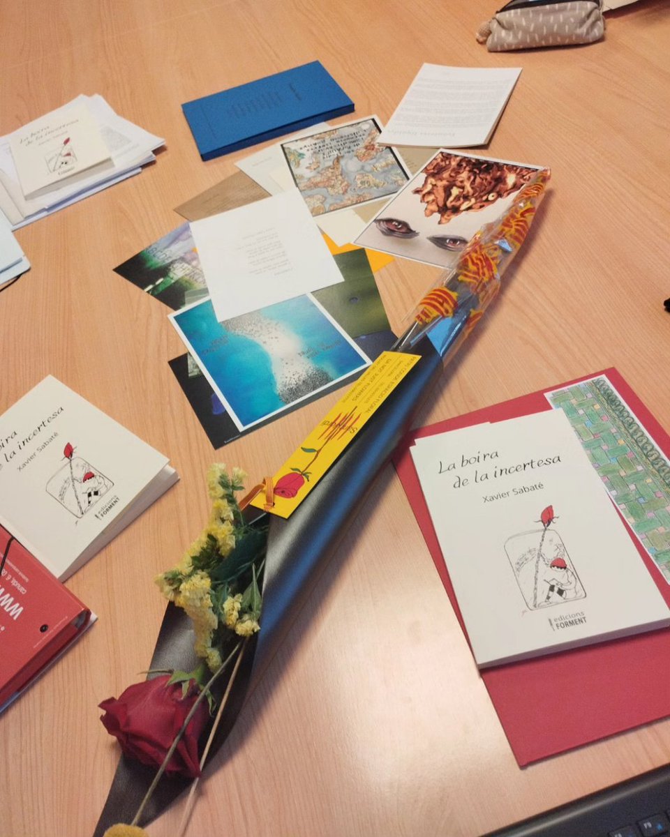 Gràcies, als alumnes de Conte q ahir em van fer començar el Sant Jordi de manera immillorable!💖 Rosa, llibre, conte personalitzat i il·lustrat, punts de llibre... Com a rèplica, jo els vaig llegir uns poemes de Mary Oliver i els vaig dur la carpeta poètica 'Fronteres Líquides'✍️