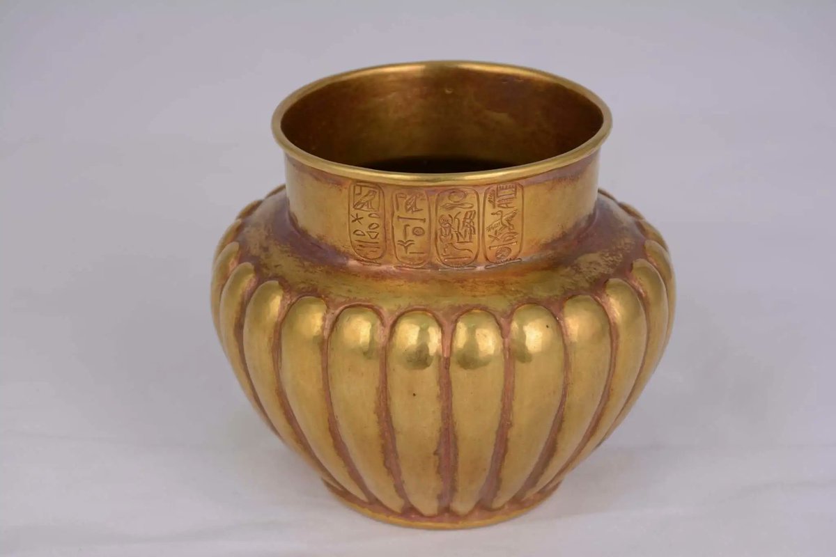 uzunsimsekersin's tweet photo. ''' #Ancient  #Egypt  🇪🇬🇪🇬🇪🇬 ''' Gold Vase with the #Royal #Cartouches of #Psusennes  and #Henuttawy . This gold vase or bowl of #Psusennes with carved stripes on the body reveals the fine taste and skills of the craftsmen of the period . #CairoMuseum . https://t.co/cgNALOBzk9