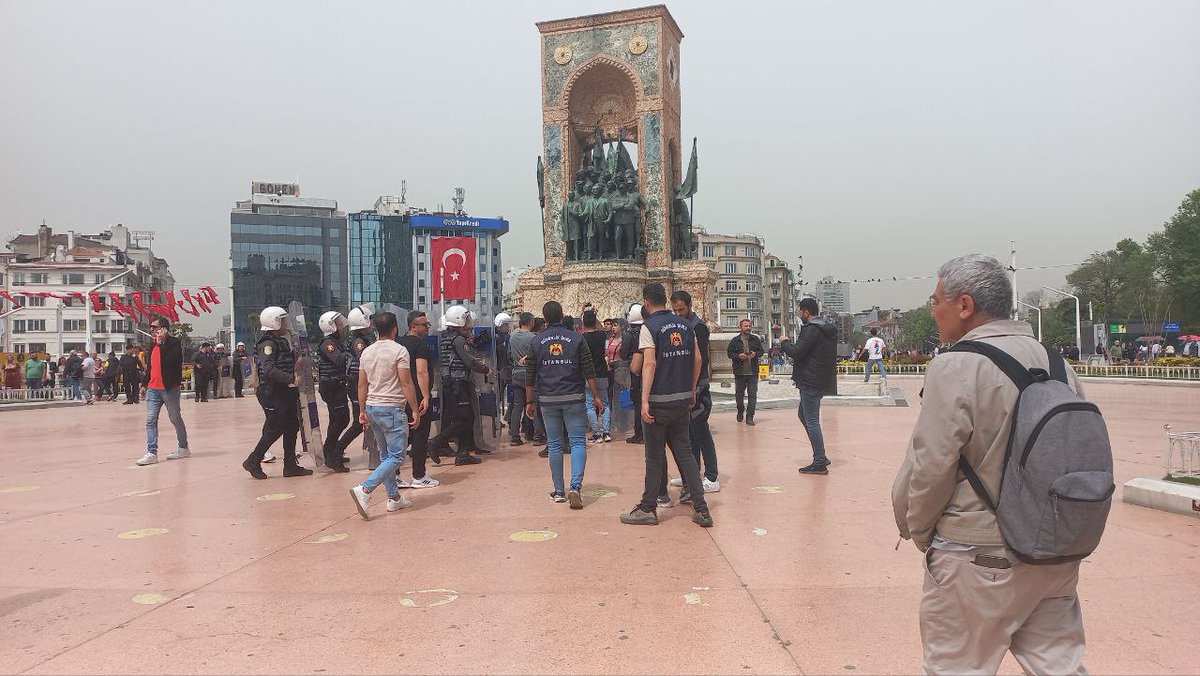 Sendikalar Valilik yasağını tanımıyor DİSK/Enerji-Sen, Öğretmen Sendikası, Dev Tekstil, TOMİS ve KATAŞ-SEN temsilcileri İstanbul Valiliği'nin 1 Mayıs için Taksim yasağı kararının ardından Taksim'e çıktı, 1 Mayıs'a çağrı yaptı #HerkesTaksime sendika.org/2024/04/sendik…