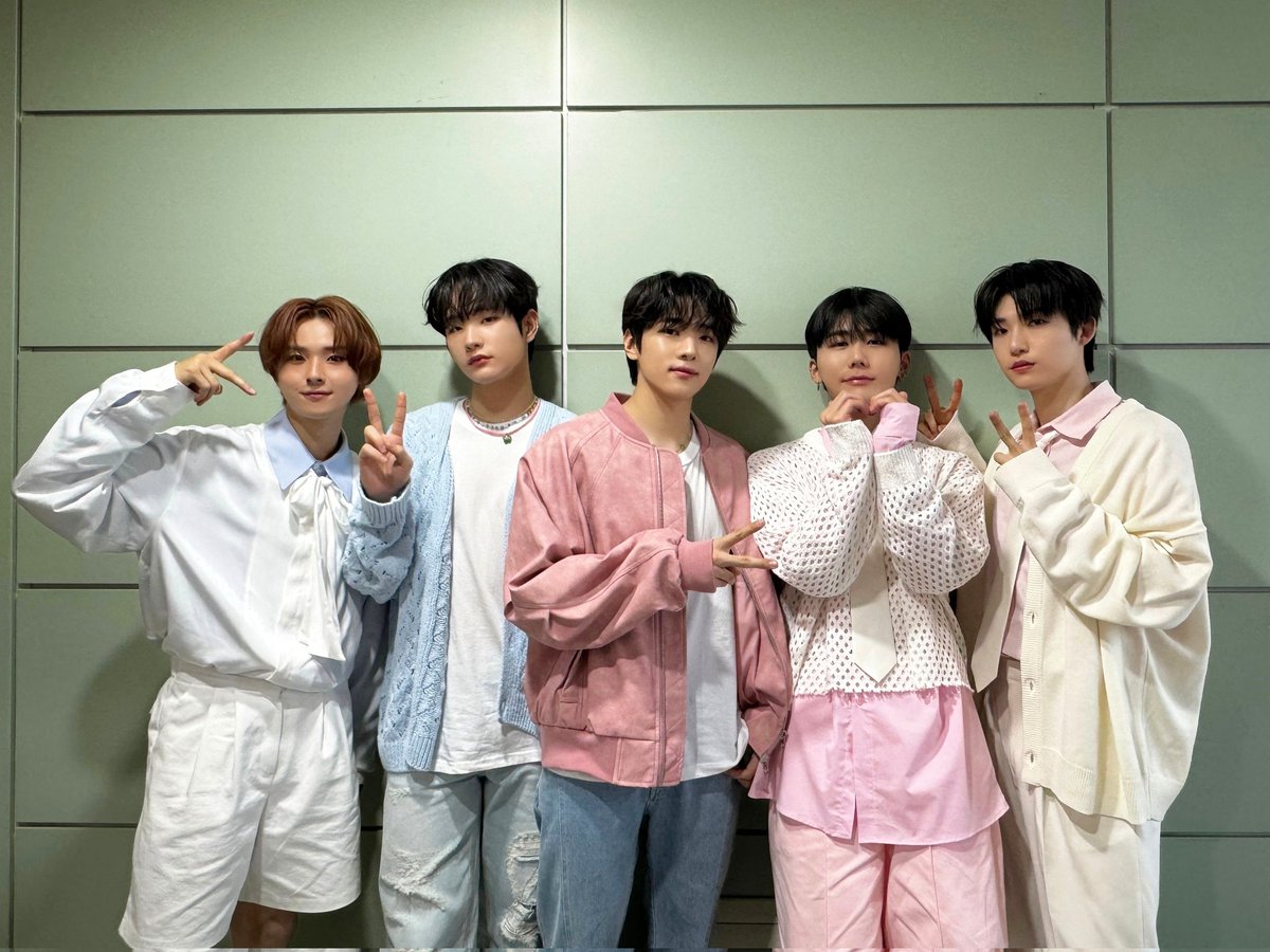 dkz_dy's tweet photo. [📸] 240424 MBC M 쇼챔피언

👍🐰🐹🐱🐻🦊🫶

#DKZ #디케이지
#REBOOT
#LikeaMovie https://t.co/1xRlDE8a4z