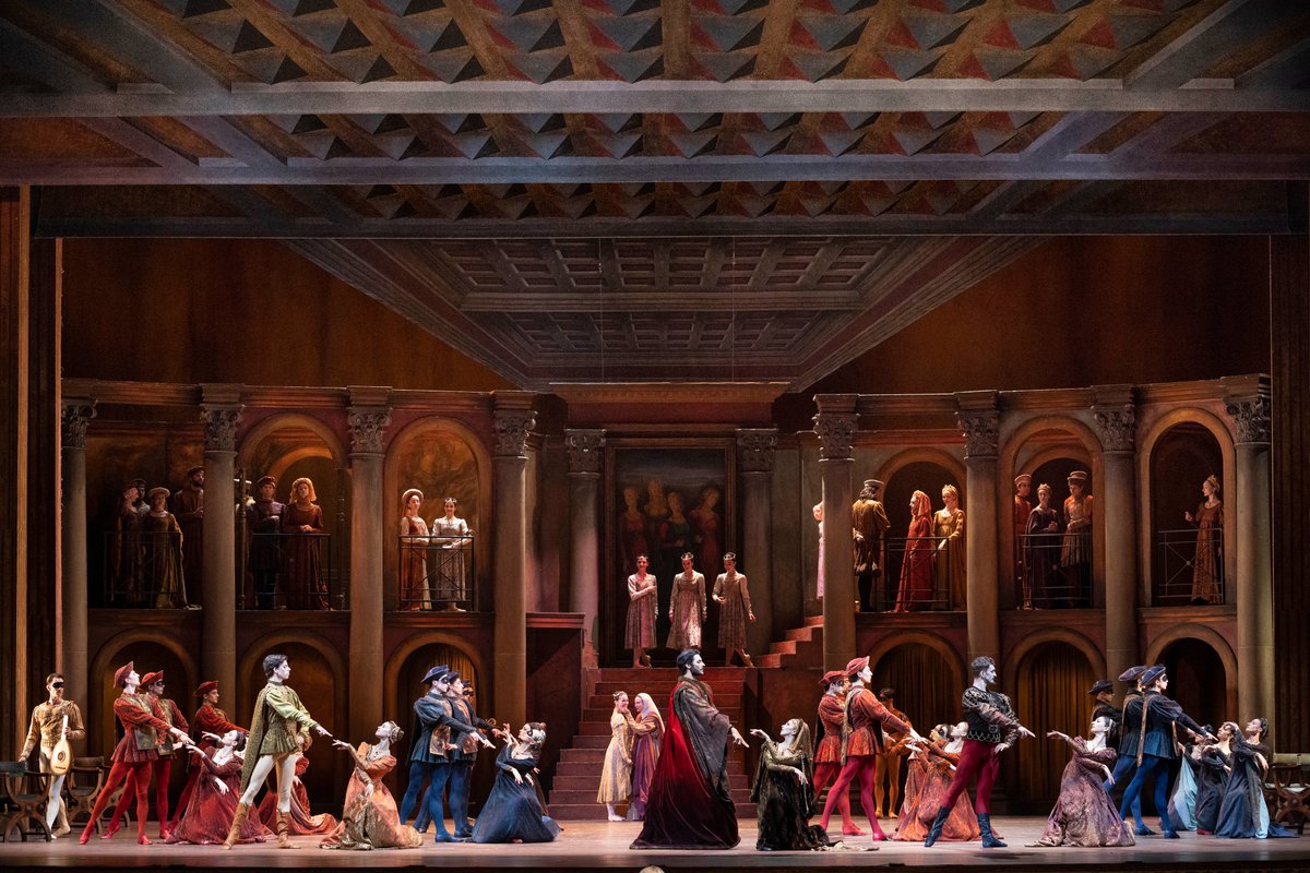 teatrosancarlo's tweet photo. Sulle note di Sergej Prokof’ev, con la coreografia di #KennethMacMillan in programma con il #Balletto del Teatro San Carlo dal 28 aprile al 5 maggio, Romeo e Giulietta.
Info 👇https://t.co/2EJsAYtNgA https://t.co/uH0dLAGlLS