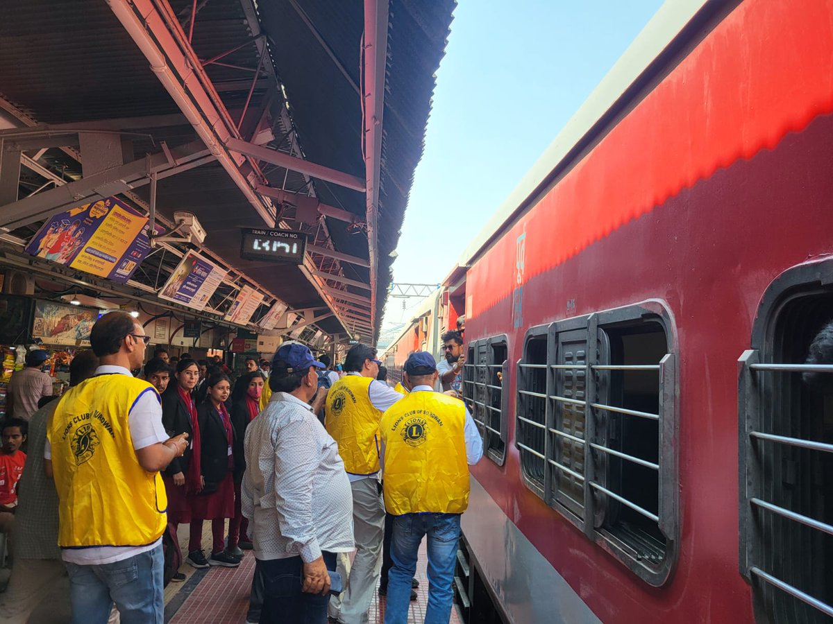 'Lions Club of Burdwan is distributing water bottles at Barddhaman Junction Railway Station and trains today, in collaboration with Howrah Division. #communityservice #LionsClub #Burdwan #HowrahDivision'