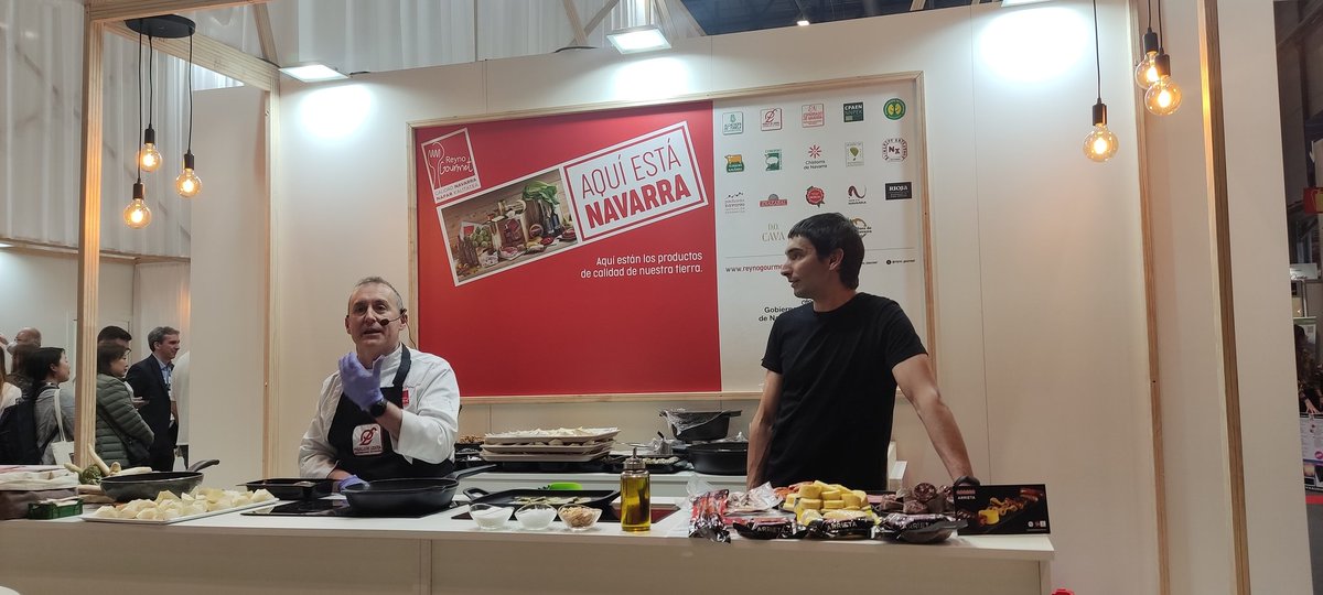👍En la feria del Gourmet en Madrid degustando en el stand de @Reyno_Gourmet los productos de Arrieta de la mano de Haritz y el cocinero Juan Carlos Fernández.