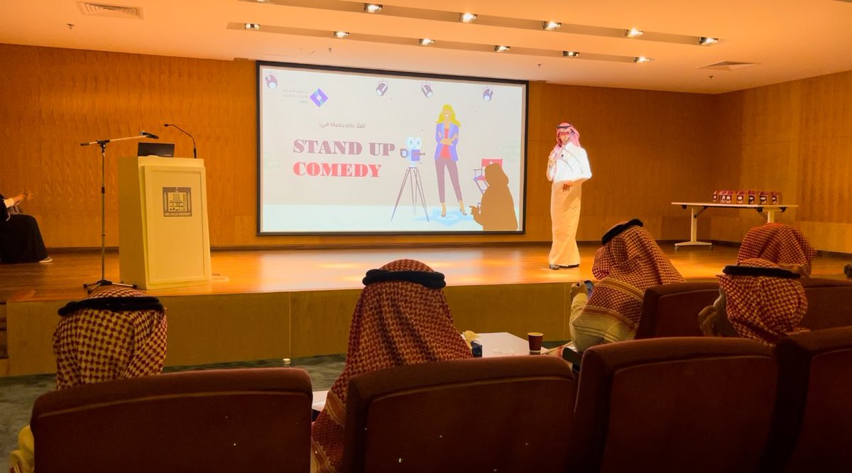 MC_KKU's tweet photo. أقام نادي الإعلام بـ #عمادة_شؤون_الطلاب فعالية 

"STAND UP COMEDY "

وهي مجموعة من العروض الكوميدية الارتجالية نفذها مجموعة من طلاب الإعلام ، وصاحب الفعالية تحديات ومسابقات ترفيهية للحضور الذي تجاوز عددهم 56 طالبًا وطالبة من #جامعة_الملك_خالد .
 يوم الإثنين 13 / 10 / 1445 هـ . https://t.co/HbuOoHQPeZ