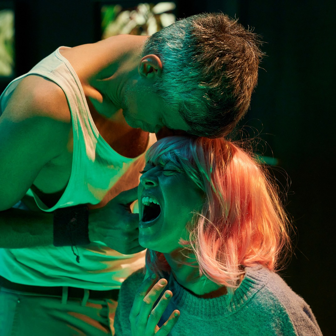 La setmana que ve, a la #SalaTrono 👉 "La màquina Hamlet" 🎭
Hamlet més enllà del famós "ser o no ser" 💀 

🗓️ 4 de maig a les 18h i a les 21h i 5 de maig a les 18h
🎟 salatrono.koobin.cat/lamaquinahamlet
