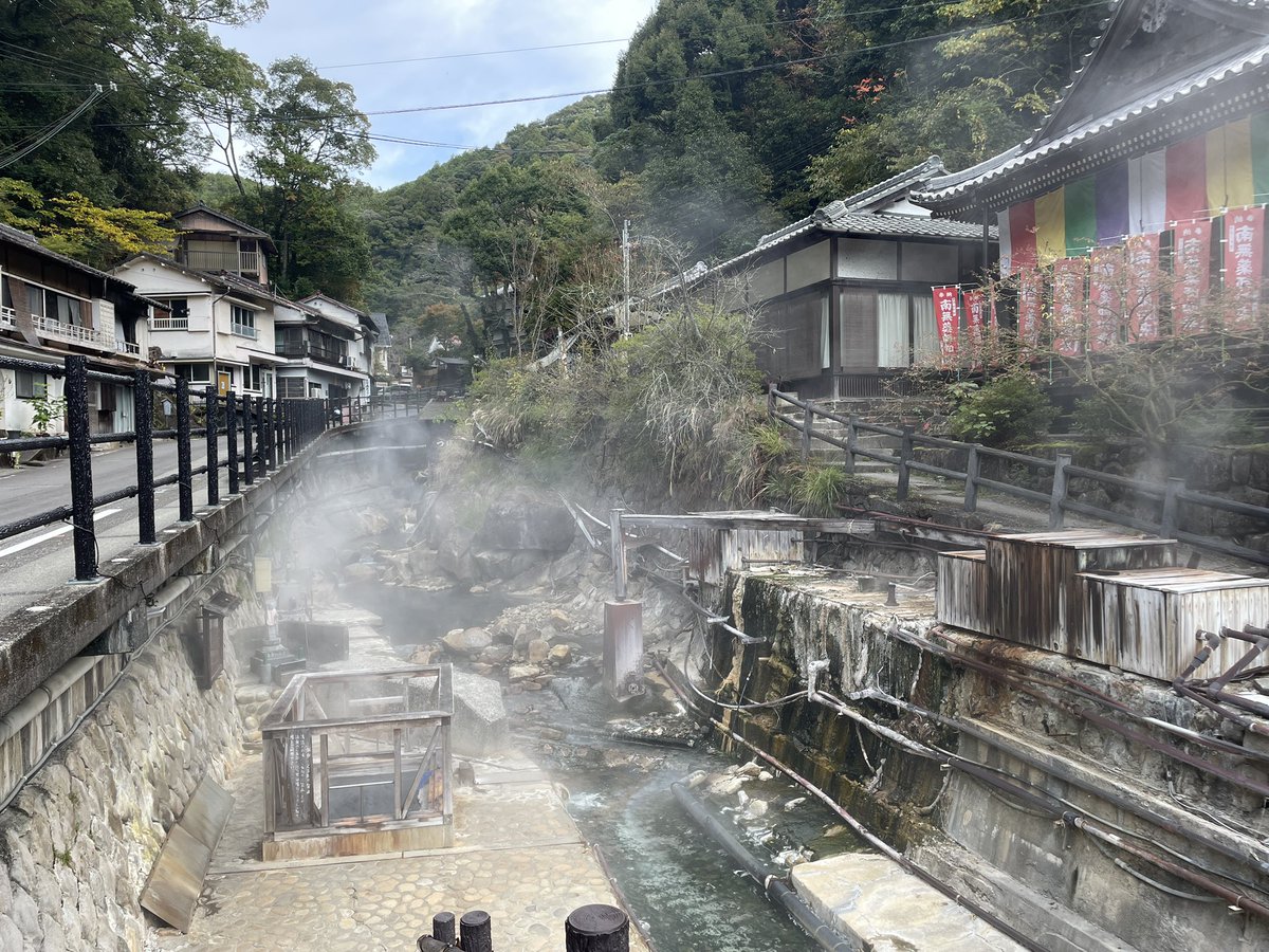 GWにもし出かけるなら、
世界遺産の道「熊野古道」を歩いてみるのもイイかも

そして何よりここには世界に一つだけの、
鮮度抜群の入浴できる世界遺産もある。

#湯の峰温泉 #和歌山の温泉