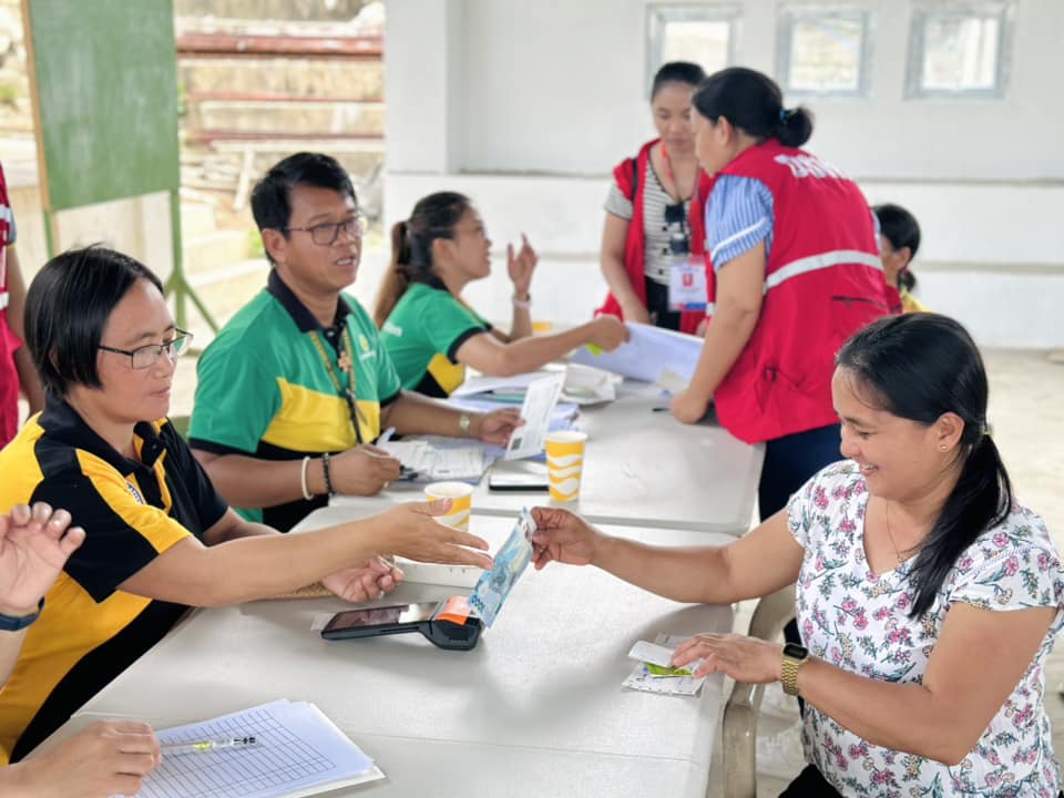 The DSWD vowed to strengthen its social protection programs to continue to improve the lives of Filipinos amid a recent OCTA Research survey showing a decline in self-rated poverty and hunger in the first quarter of 2024. (📷: Office of Batanes Governor) ptvnews.ph/dswd-to-intens…