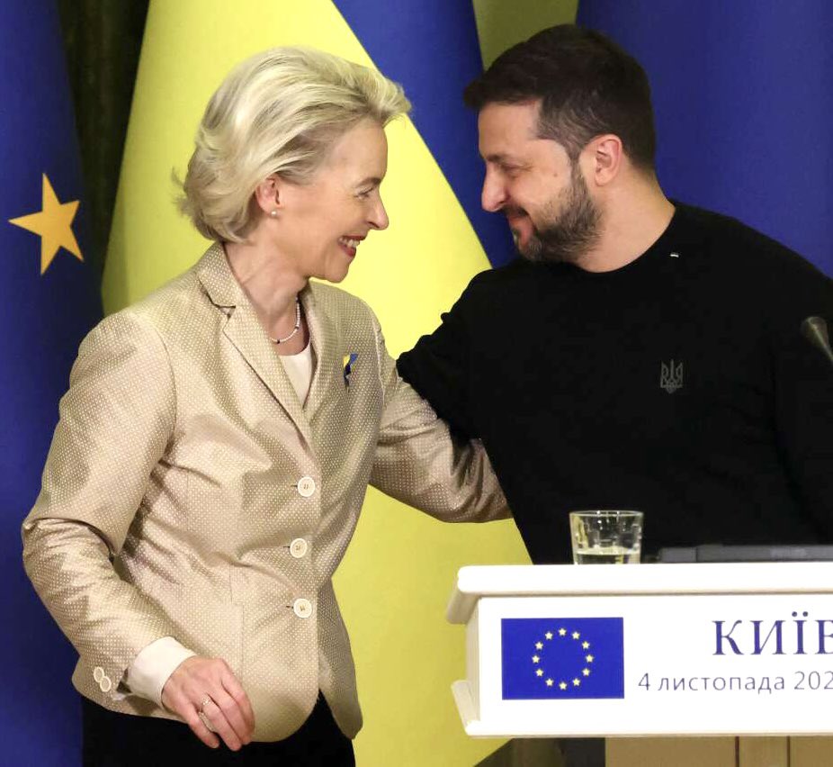 f_philippot's tweet photo. Quelle folie !⤵️

#Ursula Von der Leyen vient de publier un tweet pour annoncer, toute fière, que l’UE « vient de décaisser 1,5 milliard d’euros supplémentaires pour l’#Ukraine » !

Ça veut dire 300 millions à nouveau payés par la France ! 
Et c’est ainsi chaque mois depuis janvier 2023 !

➡️ Rappelons que 100% des eurodéputés français en octobre dernier ont voté ou laissé passer ça ! 100% ! 

Stop à l’envoi d’argent à #Zelensky ! La Paix, et l’argent pour nos hôpitaux, nos paysans, nos services publics, nos besoins en France, vite !