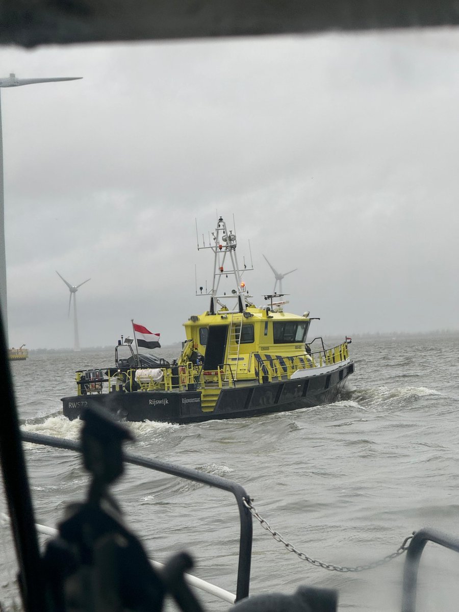 RWS_MN's tweet photo. 🌊Wat als…er een keer 🦺hulp op het water nodig is tussen de windmolens van #Windpark Blauw? Gisteravond oefening op het #Ketelmeer met @knrm_Lelystad, @KNRMURK , @cmij1 en @VR_Flevoland om goed op elkaar ingespeeld te zijn. 🔜 later deze week meer op Insta @Geelophetwater https://t.co/a05GDAX6qa