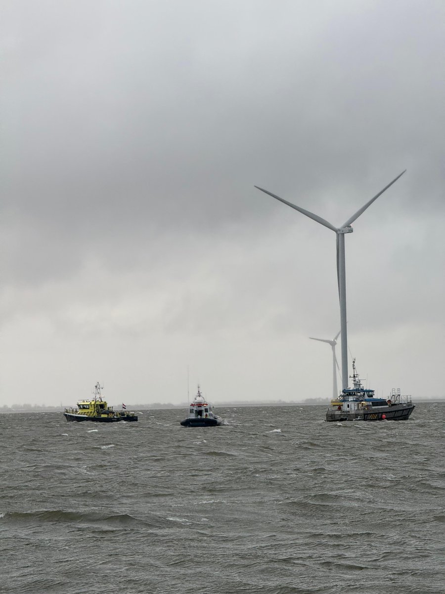 RWS_MN's tweet photo. 🌊Wat als…er een keer 🦺hulp op het water nodig is tussen de windmolens van #Windpark Blauw? Gisteravond oefening op het #Ketelmeer met @knrm_Lelystad, @KNRMURK , @cmij1 en @VR_Flevoland om goed op elkaar ingespeeld te zijn. 🔜 later deze week meer op Insta @Geelophetwater https://t.co/a05GDAX6qa