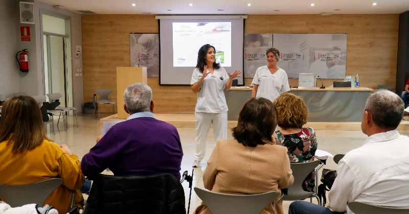 GVAsanitat's tweet photo. 👩🏻‍🏫La primera escuela de la Comunitat Valenciana, puesta en marcha por @HospitalLaFe en junio de 2022 para personas portadoras de ostomía supera el centenar de participantes 

👨🏼‍⚕️ Los asistentes reciben formación y apoyo emocional bajo la supervisión de personal de enfermería