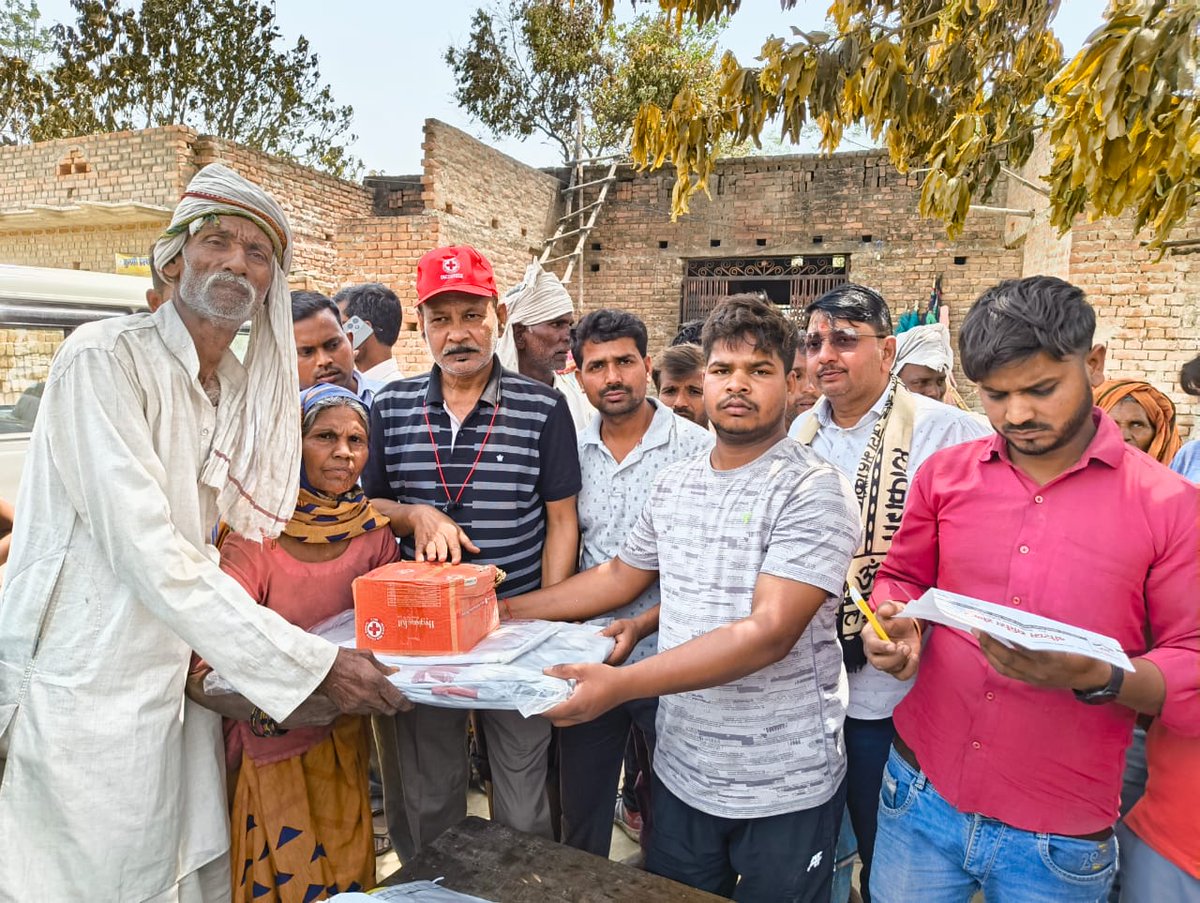 आज कुशीनगर जनपद के खड्डा विकास खण्ड के ग्राम पंचायत रामपुर जंगल पिपरहिया टोला में कुशीनगर रेडक्रास सोसायटी के चेयरमैन श्री संजय सिंह जी के द्वारा आज भीषण आग के चलते करीब 70 घर जल के राख हो गए थे, उनको #तिरपाल #बर्तन , #कपड़ा #धोती, और अन्य सामग्री वितरित किया गया