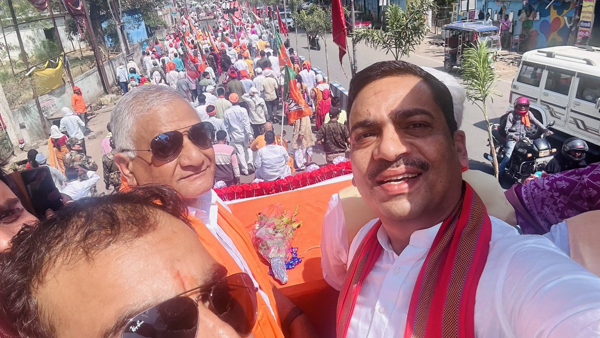 ShahiPratap's tweet photo. पलामू जी जनता की ललकार 
बीडी राम जी दस लाख पार ..

      भाजपा के सांसद और प्रत्याशी श्री बीडी राम जी नामांकन में मुख्यातिथि केंद्रीय मंत्री श्री जर्नल @Gen_VKSingh सिंह जी और प्रदेश के यशस्वी प्रदेश अध्यक्ष श्री @yourBabulal जी के साथ शामिल हुआ .. हज़ारो हज़ार कार्यकर्ता में पलामू में बड़ा कमल खिलाने और श्री @vishnumppalamu जी को जिताने और प्रधानमंत्री @narendramodi जी को तीसरा बार लगातार देश का बा���डोर सौंपने का शपथ लिया ..

                 जय भाजपा विजय भाजपा 
@AmitShah @blsanthosh @LKBajpaiBJP @amarbauri @bjpkarmveer @BJP4Jharkhand