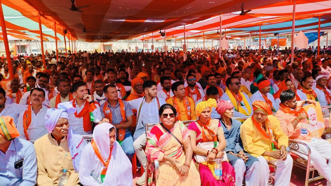 ShahiPratap's tweet photo. पलामू जी जनता की ललकार 
बीडी राम जी दस लाख पार ..

      भाजपा के सांसद और प्रत्याशी श्री बीडी राम जी नामांकन में मुख्यातिथि केंद्रीय मंत्री श्री जर्नल @Gen_VKSingh सिंह जी और प्रदेश के यशस्वी प्रदेश अध्यक्ष श्री @yourBabulal जी के साथ शामिल हुआ .. हज़ारो हज़ार कार्यकर्ता में पलामू में बड़ा कमल खिलाने और श्री @vishnumppalamu जी को जिताने और प्रधानमंत्री @narendramodi जी को तीसरा बार लगातार देश का बा���डोर सौंपने का शपथ लिया ..

                 जय भाजपा विजय भाजपा 
@AmitShah @blsanthosh @LKBajpaiBJP @amarbauri @bjpkarmveer @BJP4Jharkhand
