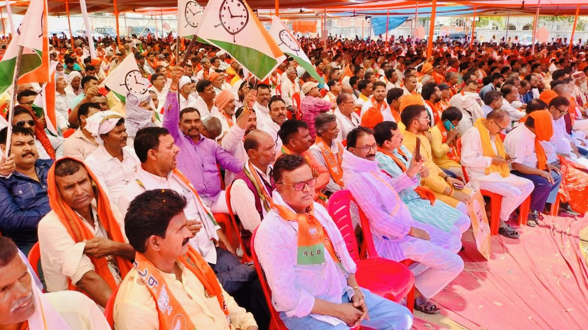 ShahiPratap's tweet photo. पलामू जी जनता की ललकार 
बीडी राम जी दस लाख पार ..

      भाजपा के सांसद और प्रत्याशी श्री बीडी राम जी नामांकन में मुख्यातिथि केंद्रीय मंत्री श्री जर्नल @Gen_VKSingh सिंह जी और प्रदेश के यशस्वी प्रदेश अध्यक्ष श्री @yourBabulal जी के साथ शामिल हुआ .. हज़ारो हज़ार कार्यकर्ता में पलामू में बड़ा कमल खिलाने और श्री @vishnumppalamu जी को जिताने और प्रधानमंत्री @narendramodi जी को तीसरा बार लगातार देश का बा���डोर सौंपने का शपथ लिया ..

                 जय भाजपा विजय भाजपा 
@AmitShah @blsanthosh @LKBajpaiBJP @amarbauri @bjpkarmveer @BJP4Jharkhand