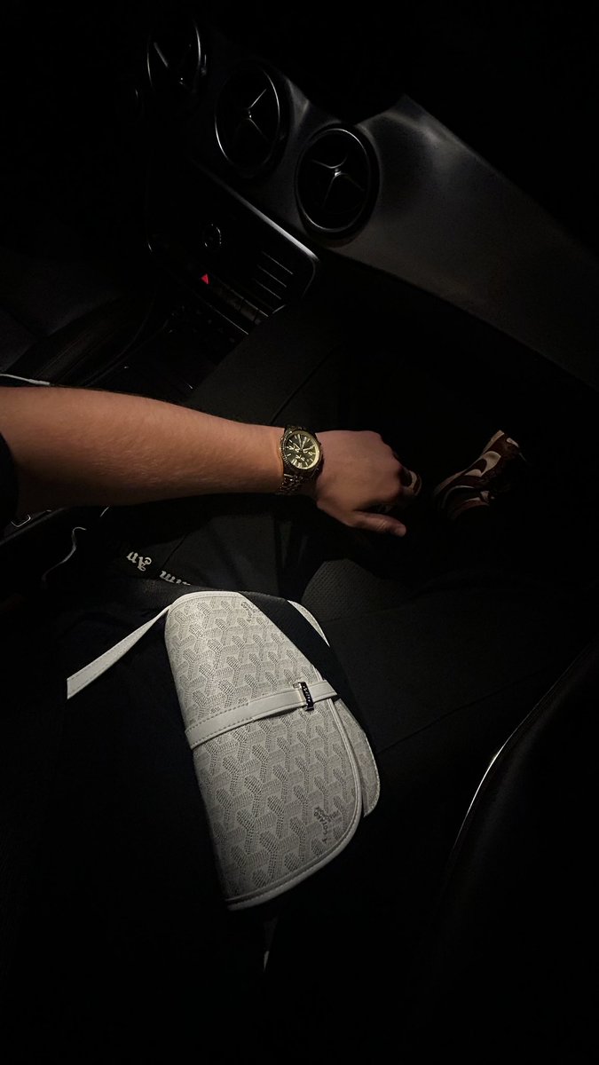 maattperry's tweet photo. obsesionado con el reloj https://t.co/9ezwYZVrE1