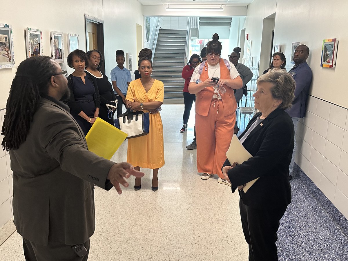 AFT President Weingarten and Ward 7 State Board Rep. Eboni-Rose Thompson @Eboni_RoseT tour Kimball ES to learn more about the wrap around services offered by this community school! @AFTunion #redfored, #realsolutionsforkids