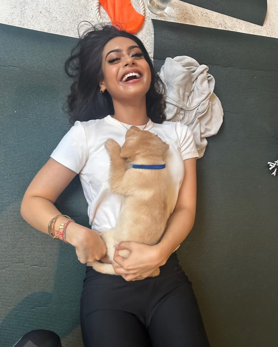 Just a girl & her furry best friend 🐶 Nysa Devgn enjoying quality time with her adorable dog - who's having more fun though? 

#NysaDevgn #HittuCinma