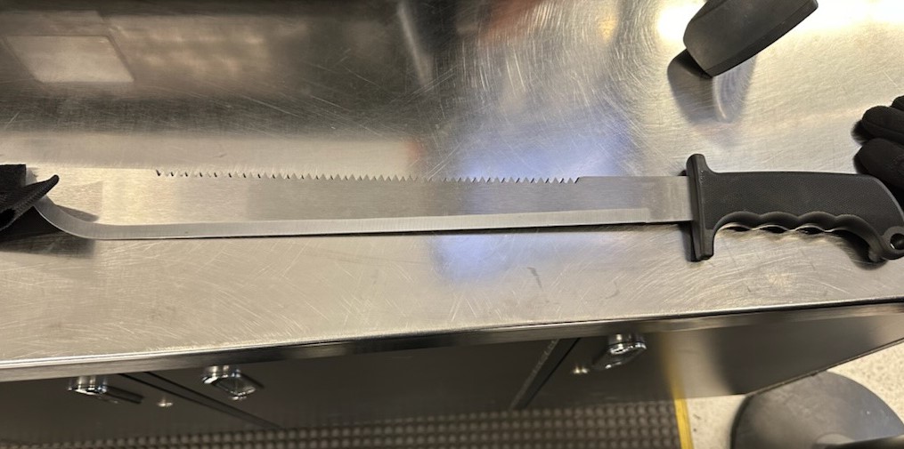 A man carried this very looooong machete to a @TSA security checkpoint at @JFKairport yesterday. He did not leave the checkpoint with it. Lesson learned: Don't bring a machete to an airport checkpoint.