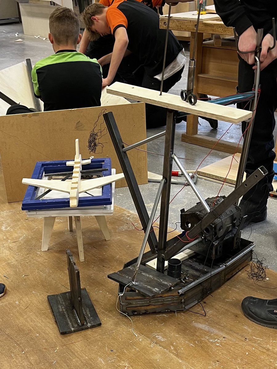 Er wordt weer druk getimmerd gezaagd en gelast in <a href="/pieterzandt/">PieterZandt</a> om o.l.v. docenten van <a href="/quintuskampen/">Quintus Kampen</a> mooie kunstwerken in elkaar te zetten. Wat een enthousiasme