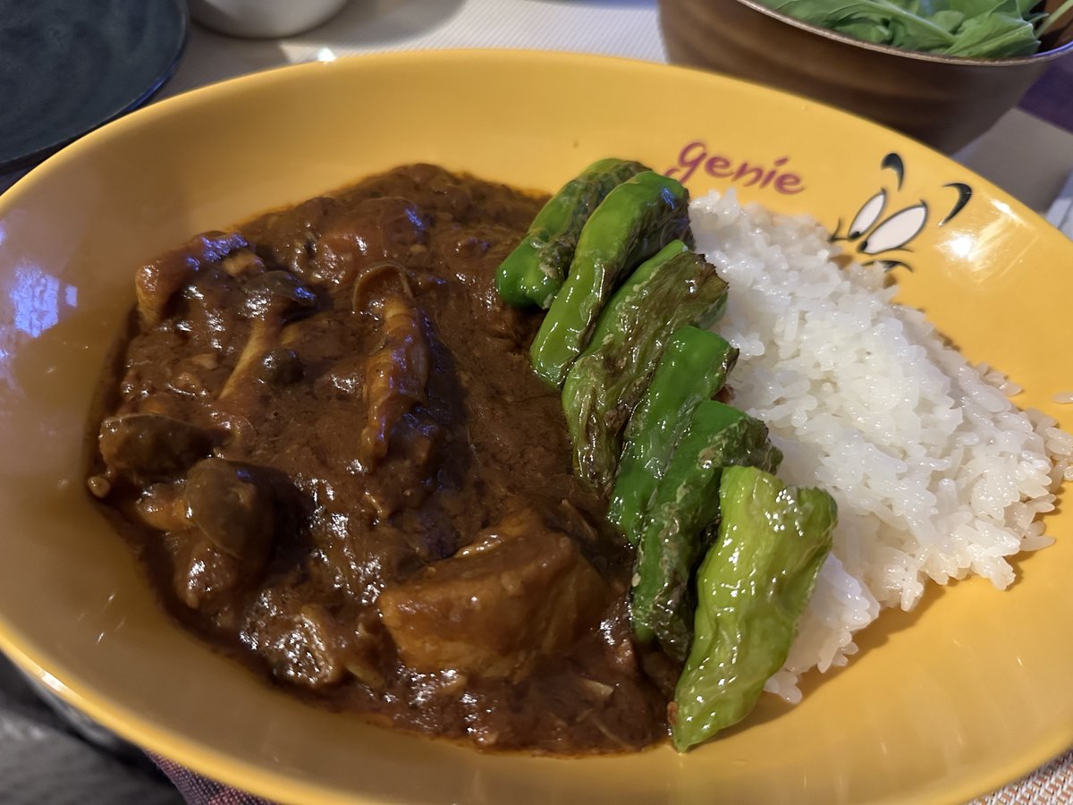 ch1_nya's tweet photo. 2日目のカレー🍛
カレーを狙う彼ぇ🐶

#20240423は豆山カレーデー
#毎年カレー食べる記念日 https://t.co/tBamlPH4pn