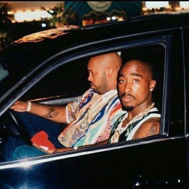 RapGuysOfficiel's tweet photo. 🚨 Suge Knight s’en prend à Drake:

"Foutre Pac’ dans un disstrack où il se moque de Kendrick Lamar pour amuser la galerie, ça ne va pas se passer comme ça, 

Tupac était un roi, pas un pion sur un échiquier, et ça ne commencera pas aujourd’hui" https://t.co/tDEEeVj1Kj