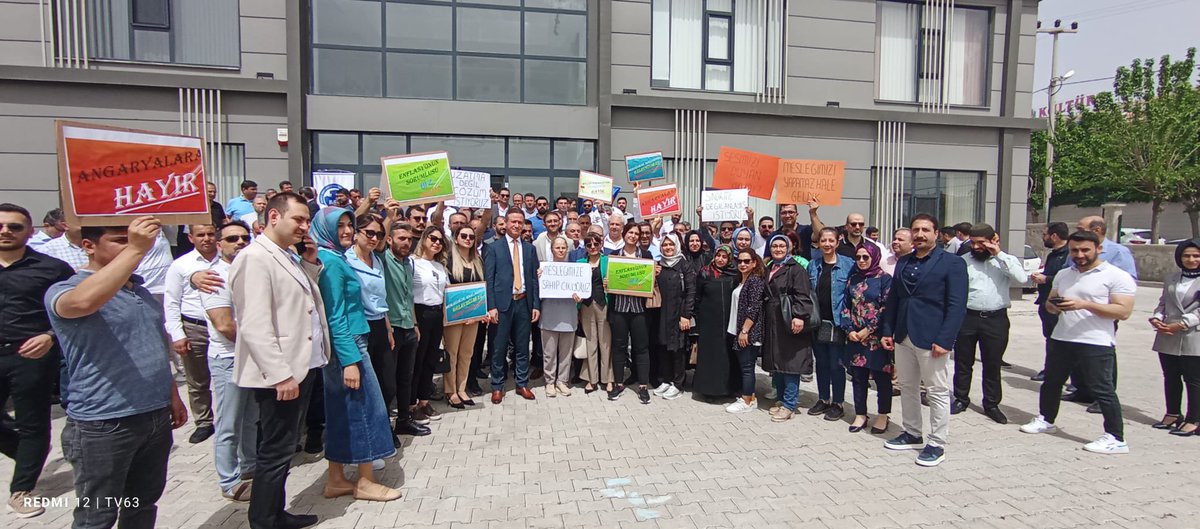 MustafaKaradagM's tweet photo. Oda hizmet binamız önünde, Mesleki sorunlarımıza çözüm çağrısı yaptık. Taleplerimizin en kısa zamanda yerine getirilmesini diliyoruz. Aksi taktirde haklarımızı aramak için eylemlerimize devam edeceğiz. Basına ve Meslektaşlara teşekkürler. @HMBakanligi @gibsosyalmedya @turmob https://t.co/hT3vTXTRDW