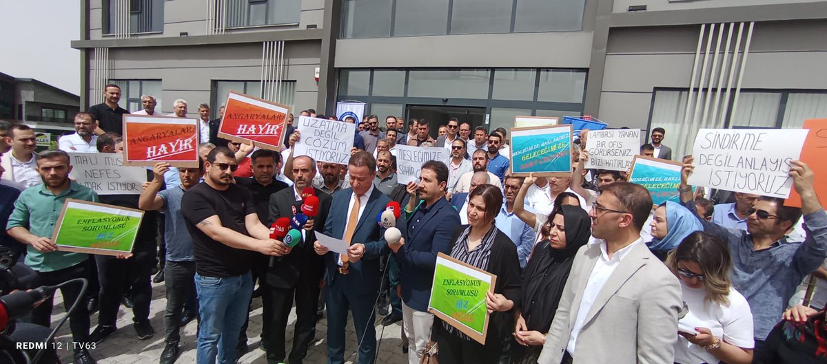MustafaKaradagM's tweet photo. Oda hizmet binamız önünde, Mesleki sorunlarımıza çözüm çağrısı yaptık. Taleplerimizin en kısa zamanda yerine getirilmesini diliyoruz. Aksi taktirde haklarımızı aramak için eylemlerimize devam edeceğiz. Basına ve Meslektaşlara teşekkürler. @HMBakanligi @gibsosyalmedya @turmob https://t.co/hT3vTXTRDW