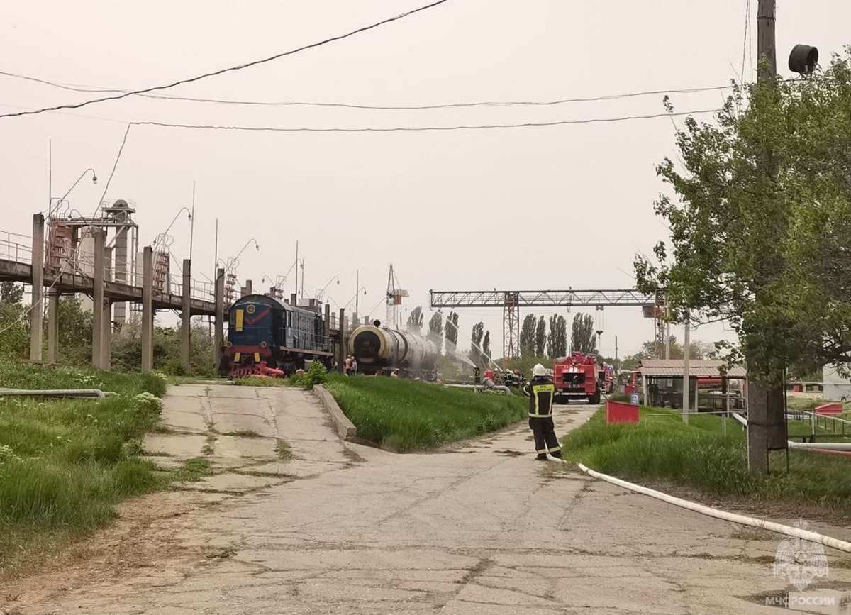🔥👀 In Simferopol (Crimea), three railway tanks with fuel caught fire, there are victims.