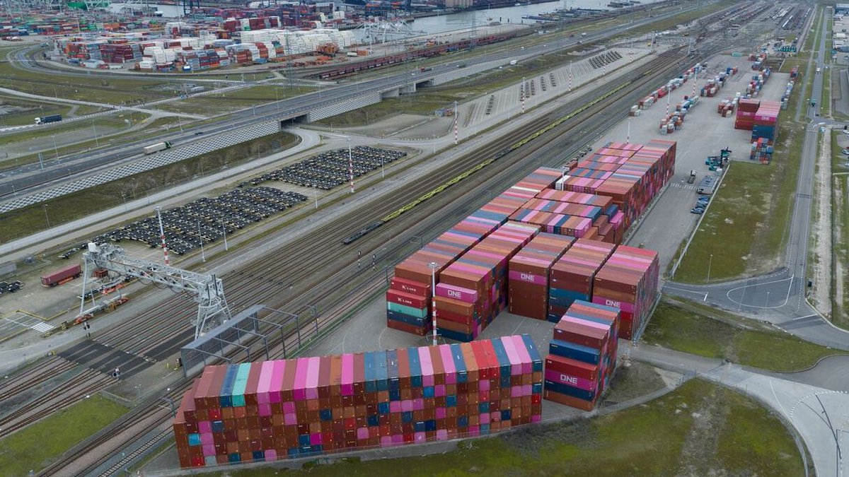 QTerminals Kramer Rotterdam signs up for a temporary link between the Rail Terminal West II (RTW-II) site and the Container Exchange Route (CER), a closed 17-kilometre road network. #WorldCargoNews @PortOfRotterdam @q_terminals tinyurl.com/466u6s7d