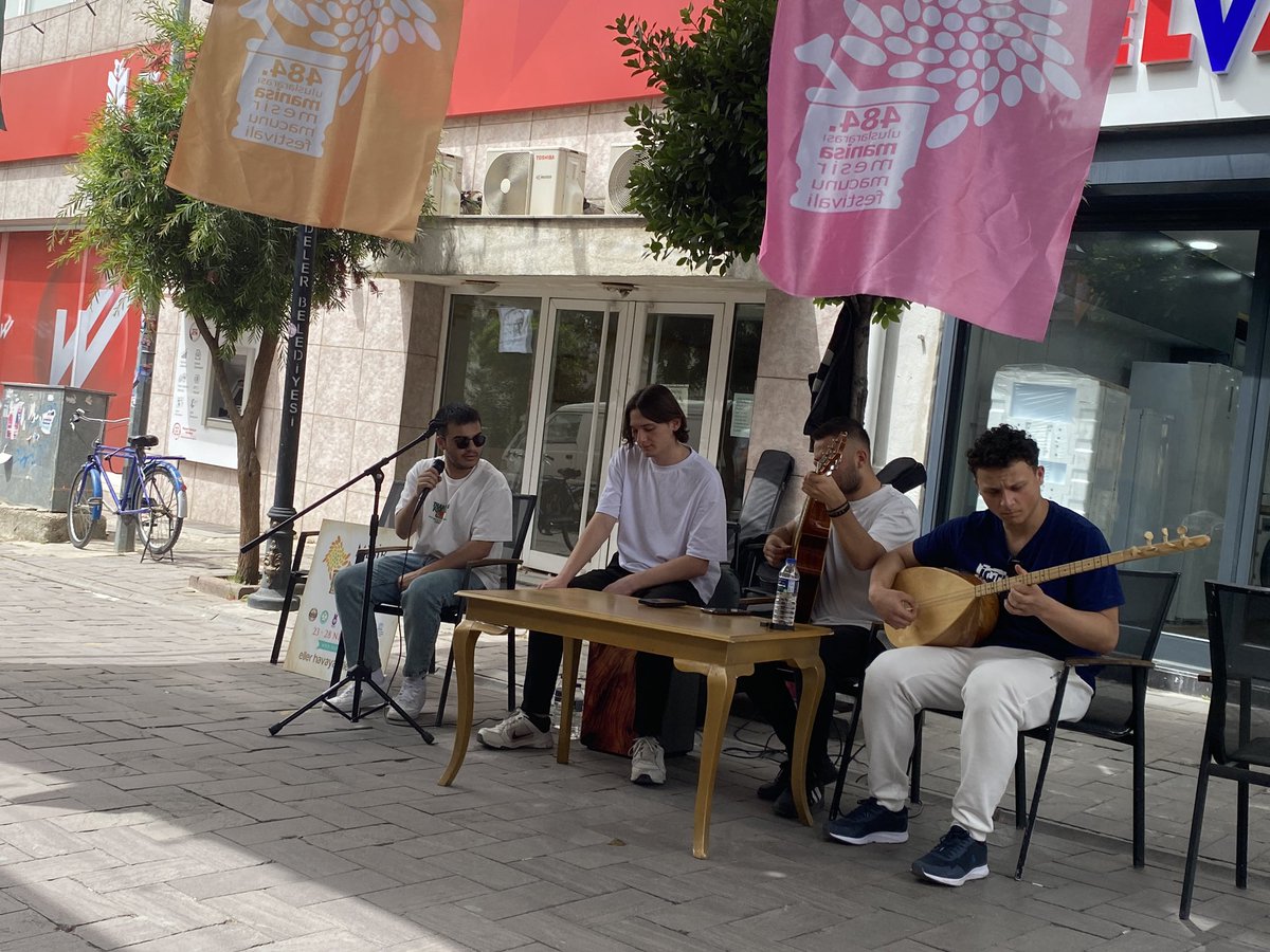 #Sokakta Müzik Var” projemiz kapsamında Mesir festivali boyunca sizlerle buluşmaya devam edeceğiz Bugün bizleri dinleyebileceğiniz yerler 😊 📍Şemsiyeli Sokak 14:00-15:00 📍Kafeler Sokağı 17:15-18:30 📍Şeh Fenari Camii yanı 17:20-18:20 📍Sekiz havuzu 17:55-18:55