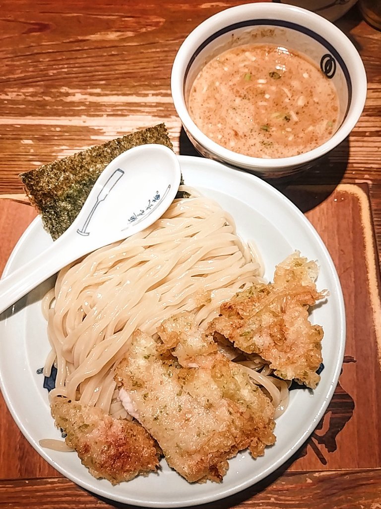 麺屋武蔵二天　池袋 濃厚豚天つけ麺　中 こちらで濃厚は久しぶり、濁って軽く粘度あるつけスープに強い節の風味が際立っています 平打ち太麺の滑らかな啜り心地 今回の豚天は特に良し 青海苔入り衣はカリッと、肉からバラけること無く美味い 卓上柑橘酢は昆布酢に変わってました🙏 ＃池袋グルメ部