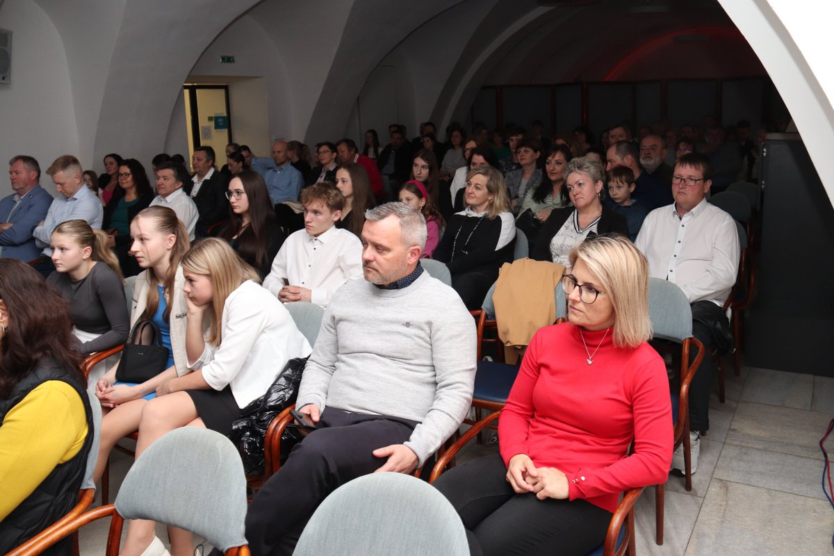mestovsetin's tweet photo. Nejlepší sportovci města Vsetín za rok 2023 se včera sešli v Mramorovém sále Zámku Vsetín. 🤸‍♀️🚵‍♂️🥋🏓🎯🏊🎳🔫🏃‍♂️🚗👩‍🦽🏋️‍♀️💃🏒🤾‍♂️

🏆🏅 Ocenění za své výkony a výsledky převzali z rukou představitelů města a České unie sportu.

Více 👉 https://t.co/QdPqkBE0B9 https://t.co/bhAXEQaeTD