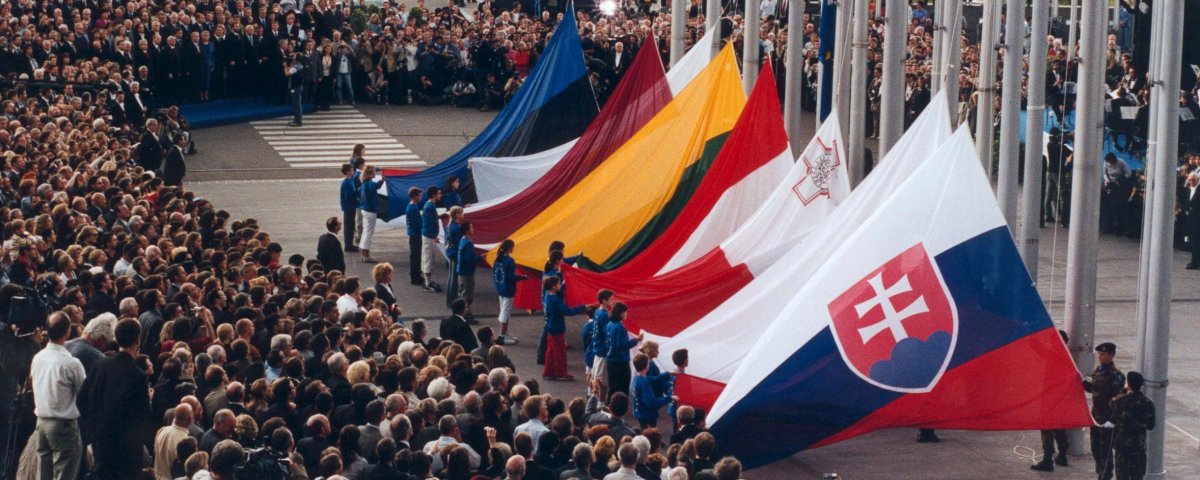 Today, we celebrate 20 years since the largest #enlargement in EU's history. The 2004 enlargement was a brave decision that serves as an example for us. This is why I say: let us be brave again and start the accession process with #Ukraine, #Moldova and all states that are ready.