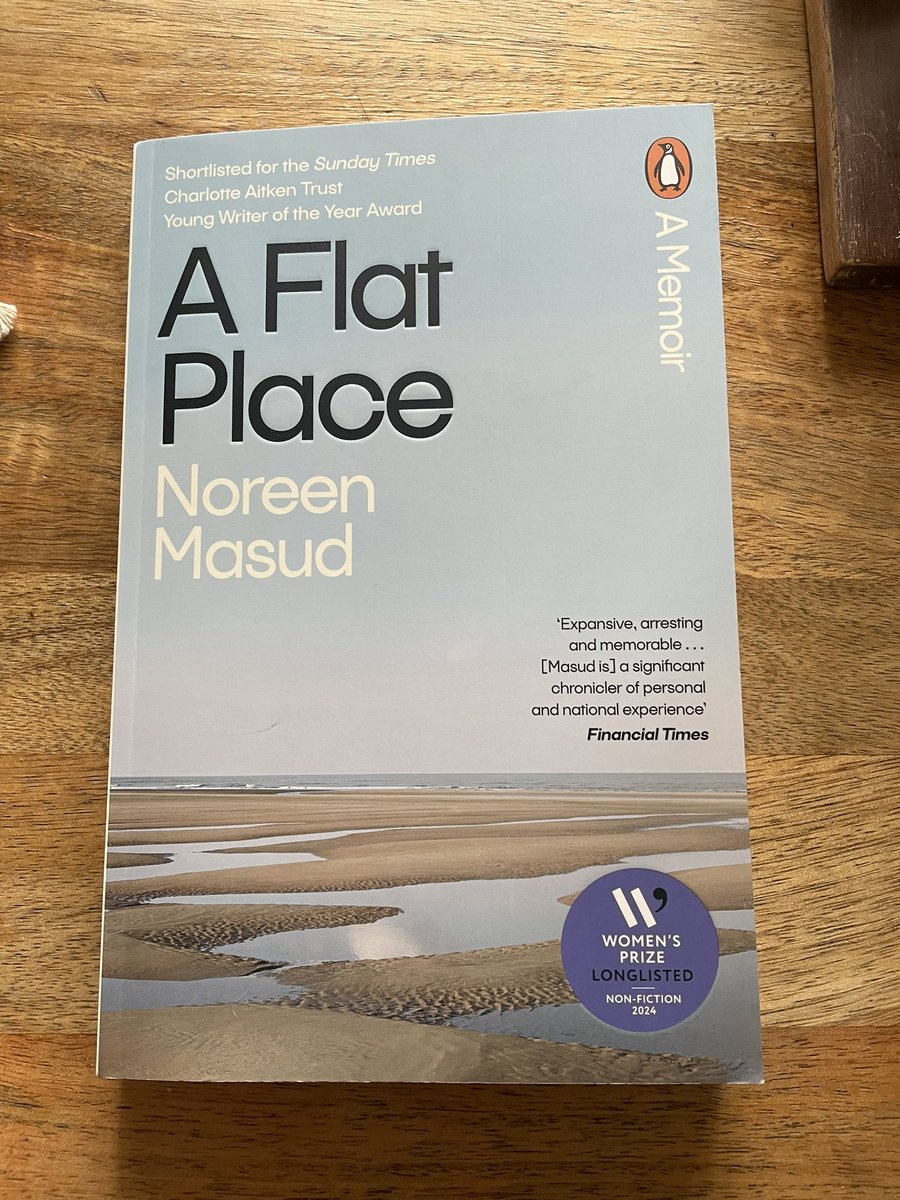 So annoyed to have bought @NoreenMasud’s A Flat Place a year late and thus penalised with the unremoveable Women’s Prize “sticker” that is ACTUALLY A RAISED DESIGN FEATURE OF THE PAPERBACK. Sorry @PenguinUKBooks I will try to do better next time.