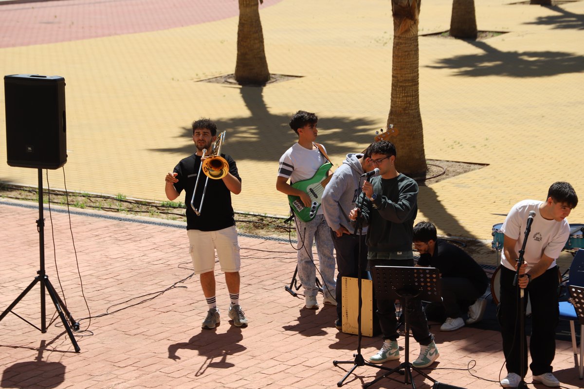 LoyolaAnd's tweet photo. Así disfrutamos en Sevilla de la música con nuestros estudiantes en el campus de Sevilla. #JamSession @Loyolacultura https://t.co/vTgArY54Rr