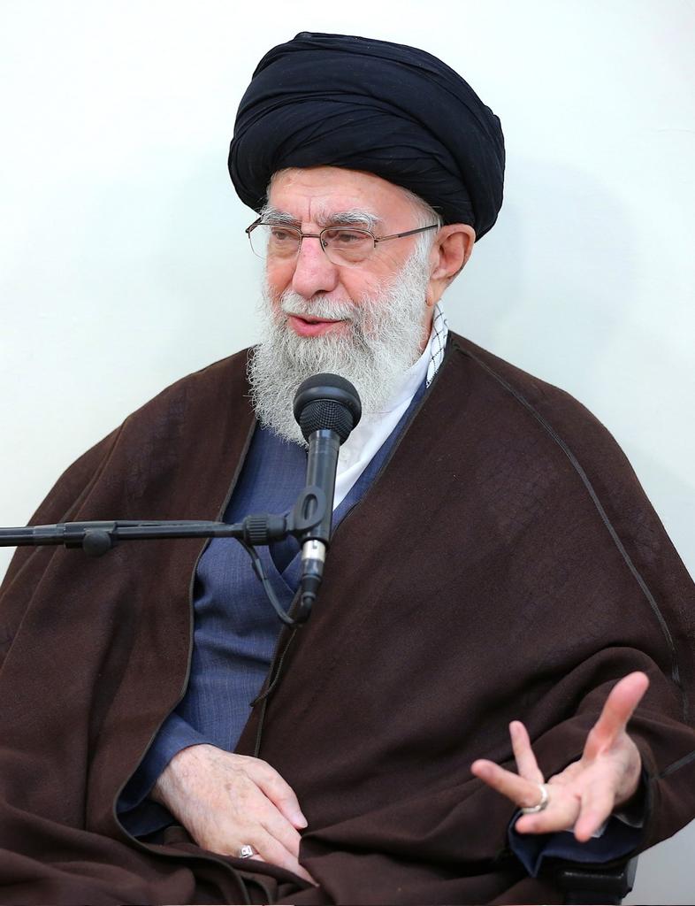 Pemimpin Besar Revolusi Islam Iran, Sayid Ali Khamenei dalam sebuah pidato, mengatakan 'Kemajuan revolusi di tengah konspirasi anti-Republik Islam selama 40 tahun, adalah bukti dari ketidakmampuan AS dalam menghentikan gerakan bangsa Iran.' #SetanBesarKalah