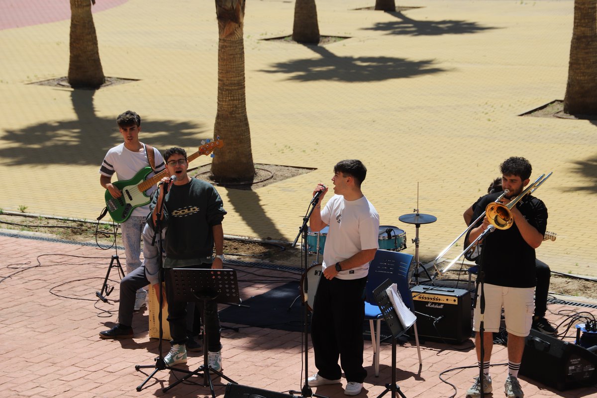 LoyolaAnd's tweet photo. Así disfrutamos en Sevilla de la música con nuestros estudiantes en el campus de Sevilla. #JamSession @Loyolacultura https://t.co/vTgArY54Rr