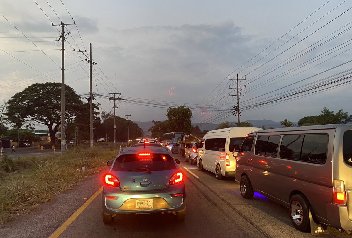 #TráficoSV complicado en Carretera Panamericana a la altura de Pasatiempo, con sentido a San Salvador.