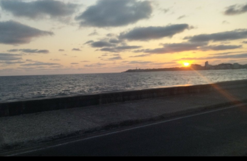 Hermoso amanecer en mi bella Isla caribeña!🇨🇺 #CubaEnPaz Foto: (@AmaliaR622 )