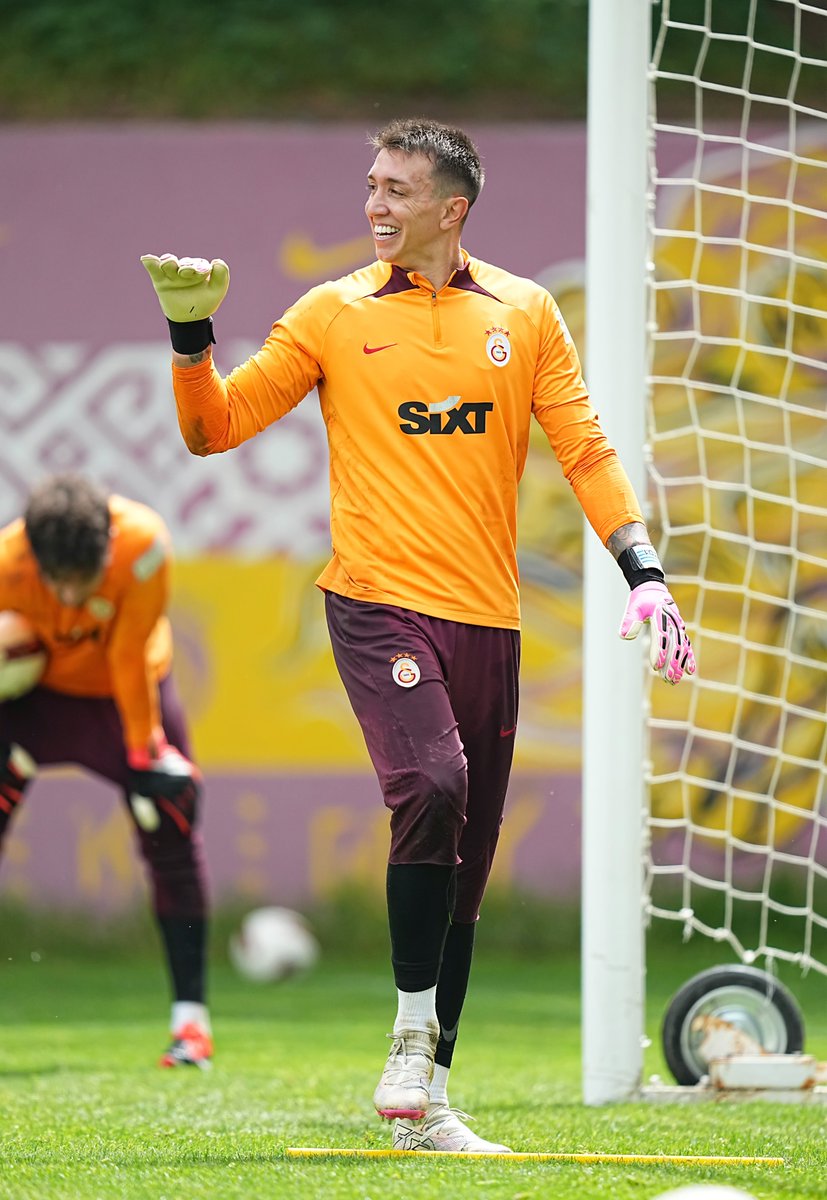 🦁 Fernando Muslera'nın keyfi yerinde.