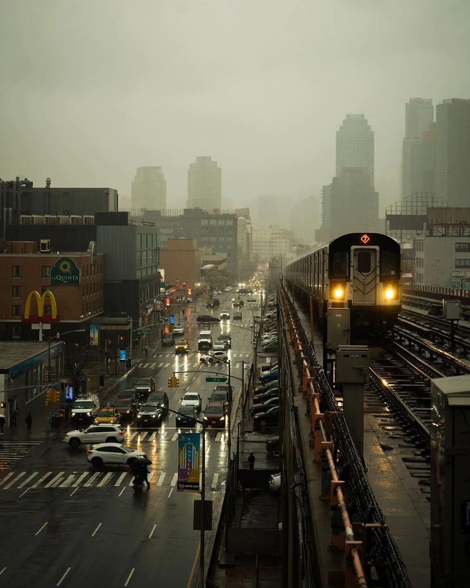 NYC 🫶✨️❤️🗽🇺🇲 
.
. 
.
➢ Credit 👉🏆
📽 @antsynth
.
#conexaoamerica 
#citykillerz #bealpha #sonyalpha #nyc #nycprimeshot #ny1pic  #cinematography #madewithlightroom #what_i_saw_in_nyc #newyorkcity  #newyork #newyork_instagram #nycityworld #storyofthestreet #seeyourcity