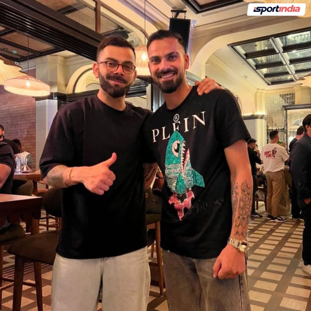 isportindia1's tweet photo. RCB players pay a visit to Virat Kohli's restaurant in Hyderabad.
📸: Mayank Dagar/Anuj Rawat
#RCB #ViratKohli𓃵 #mayankdagar #anjurawat #Isportindia https://t.co/fpbIAMWVXU