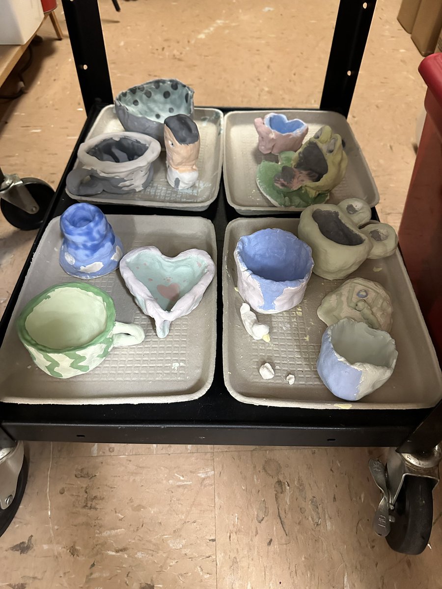 Art Club finished glazing their clay pieces…up next, the staff will glaze theirs on Monday then into the kiln they go! 🎉@ElementaryMcbee @AISDArts