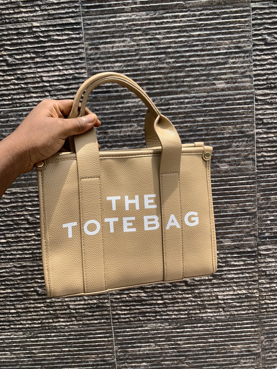 left in black & khaki/nude. who wantsss?🤭 size: small price: N20,000 quite spacious & fits up to an ipad. please RT. 💜