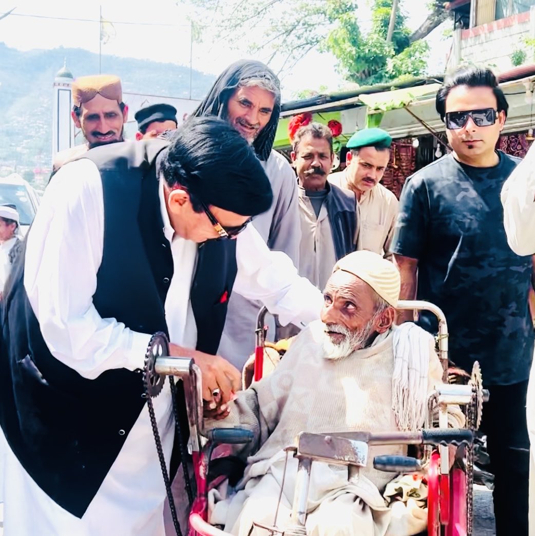 مظفر آباد : سابق وفاقی وزیر داخلہ شیخ رشید احمد کی سائیں سہیلی سرکار دربار پر ایک بزرگ سے ملاقات