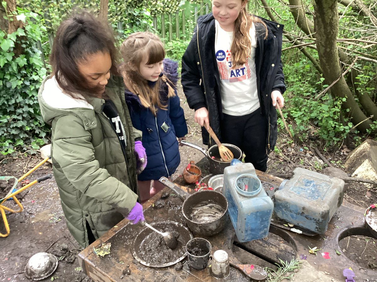 Some of 3D have had an exciting morning in Forest Schools, finding minibeasts, sawing wood and having fun in the mud kitchen!
